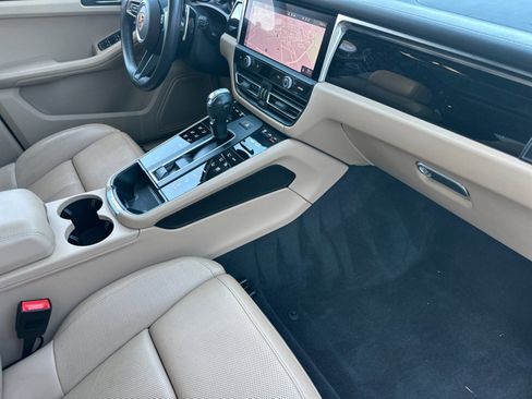 Certified 2023 Porsche Macan image 16