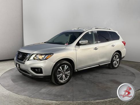 Used 2020 Nissan Pathfinder SV image 3