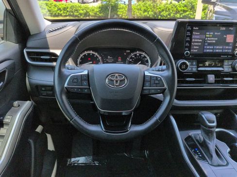 Used 2021 Toyota Highlander XLE FWD image 16