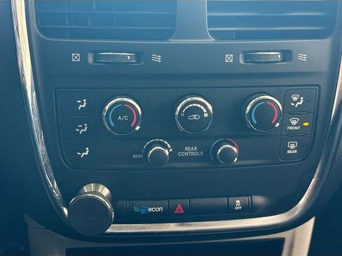 Used 2018 Dodge Grand Caravan SE w/ UConnect Hands-Free Group image 16