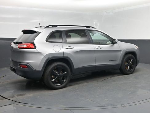 Used 2016 Jeep Cherokee Latitude AWD/4WD image 3