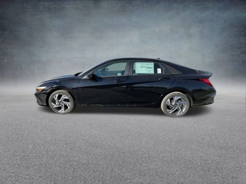 Used 2025 Hyundai Elantra SEL image 14