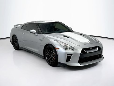 Used 2020 Nissan GT-R Premium AWD/4WD image 3
