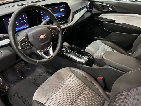 Used 2025 Chevrolet Trax LT w/ LT Convenience Package FWD image 10