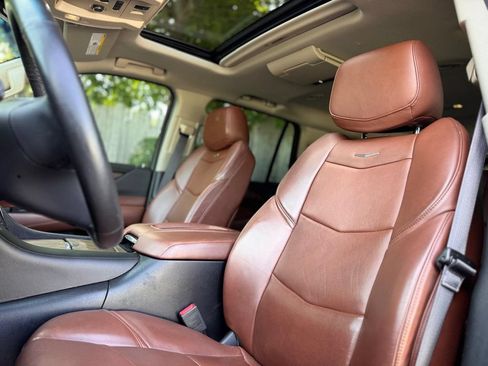 Used 2017 Cadillac Escalade Premium Luxury w/ LPO, Radiant Package AWD/4WD image 18