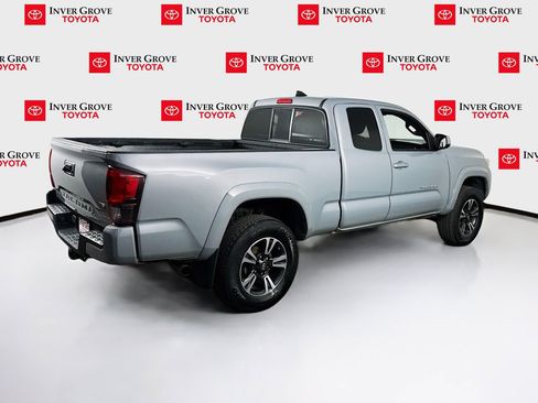 Used 2018 Toyota Tacoma TRD Sport AWD/4WD image 5