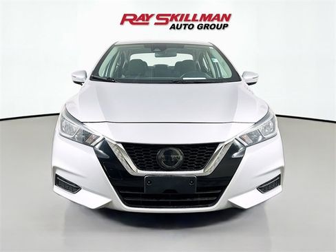 Used 2020 Nissan Versa SV image 2