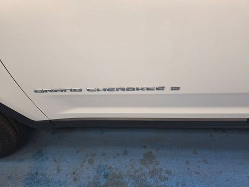 Used 2023 Jeep Grand Cherokee Laredo w/ Luxury Tech Group I RWD image 13