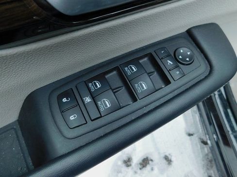 Used 2024 Chrysler Pacifica Limited image 15