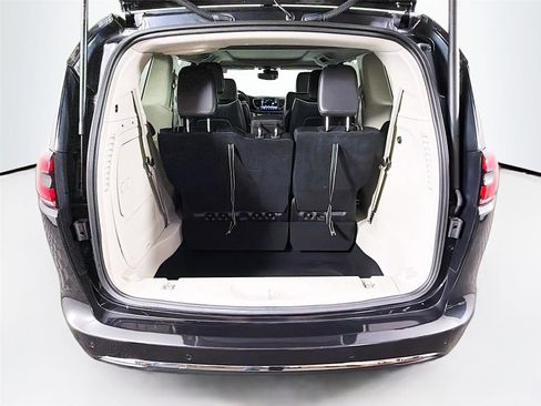 Used 2023 Chrysler Pacifica Limited FWD image 26