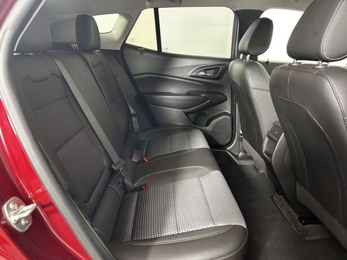 Used 2025 Chevrolet Trax LT w/ LT Convenience Package FWD image 13