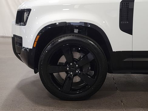 New 2026 Land Rover Defender 130 X-Dynamic SE image 10