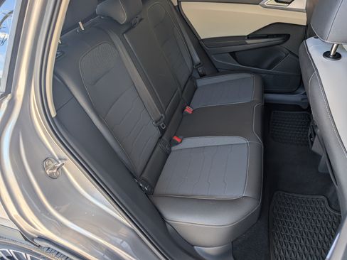 Used 2025 Volkswagen Taos SE w/ Panoramic Sunroof Package FWD image 20