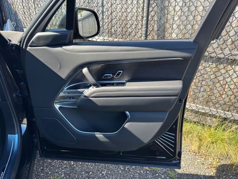 New 2025 Land Rover Range Rover Long Wheelbase SE image 23