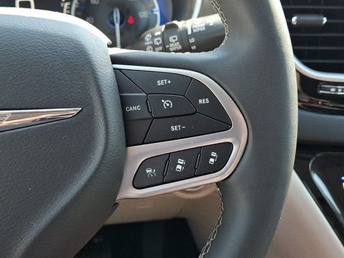 Certified 2024 Chrysler Pacifica Touring-L FWD image 27