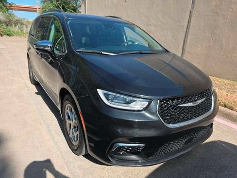 Used 2023 Chrysler Pacifica Limited FWD image 4