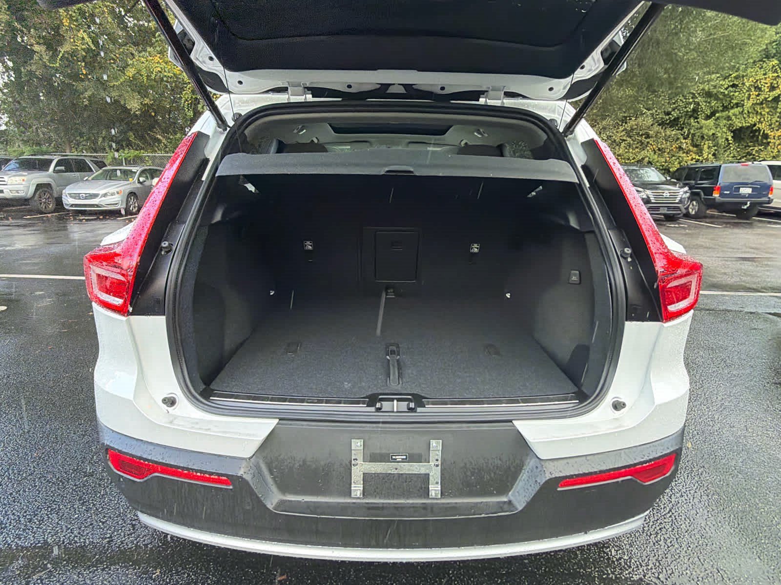 Certified 2024 Volvo XC40 B5 Plus AWD/4WD image 23