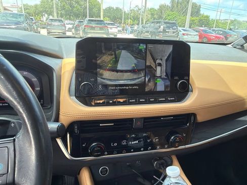 Used 2021 Nissan Rogue Platinum FWD image 3