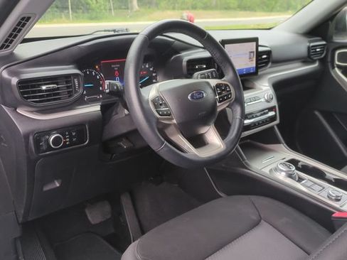 Used 2023 Ford Explorer XLT AWD/4WD image 29