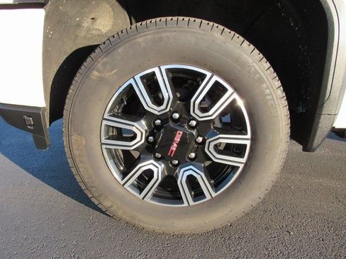 Used 2021 GMC Sierra 2500 AT4 w/ AT4 Premium Plus Package image 9
