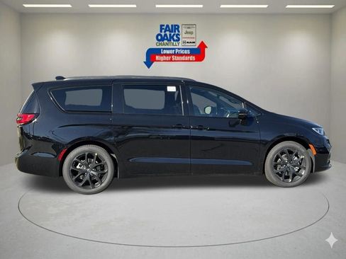 New 2026 Chrysler Pacifica Limited image 5