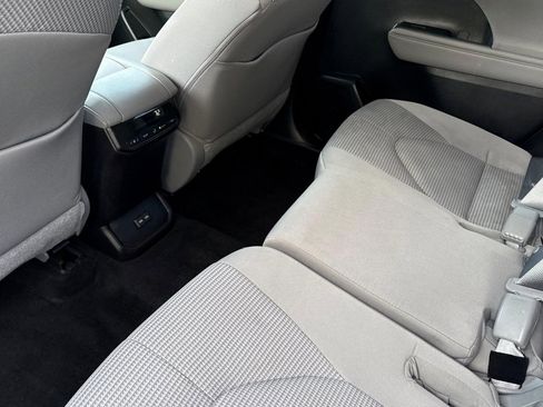 Used 2023 Toyota Highlander LE image 25