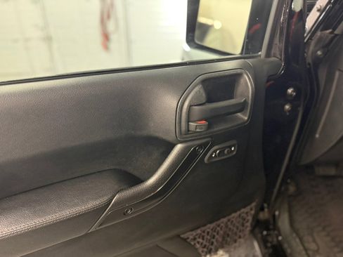 Used 2017 Jeep Wrangler Unlimited Sahara image 25