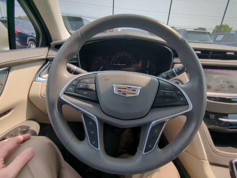 Used 2017 Cadillac XT5 Luxury w/ Driver Awareness Package FWD image 12