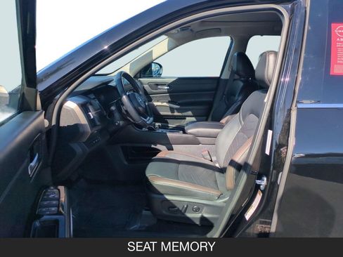 Certified 2025 Nissan Pathfinder Platinum FWD image 14