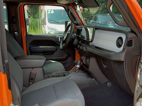 Used 2025 Jeep Wrangler Sport AWD/4WD image 27