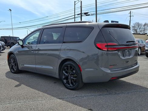 Used 2025 Chrysler Pacifica Limited FWD image 4