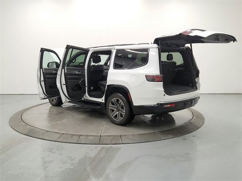 Used 2024 Jeep Wagoneer Series II w/ Flexible Seating Group image 13