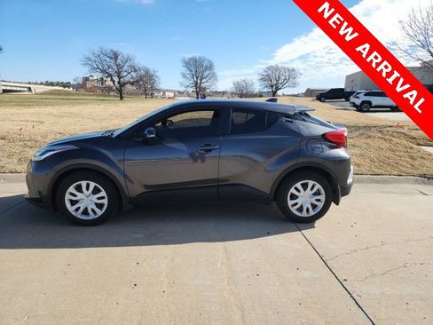Used 2021 Toyota C-HR LE image 4