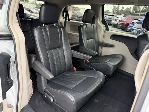Used 2016 Chrysler Town & Country Touring FWD image 18