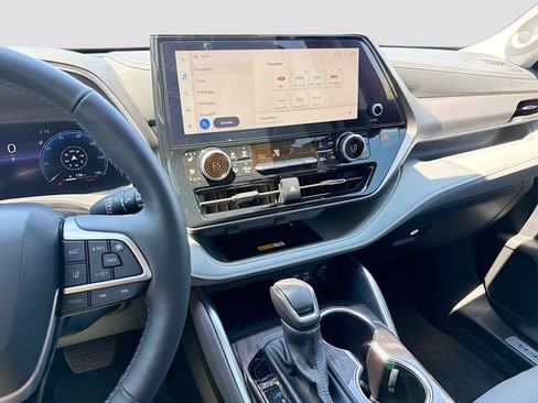 Used 2024 Toyota Highlander Limited image 29