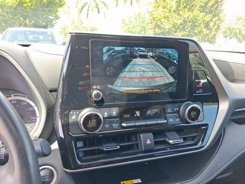Used 2024 Toyota Highlander XLE FWD image 21