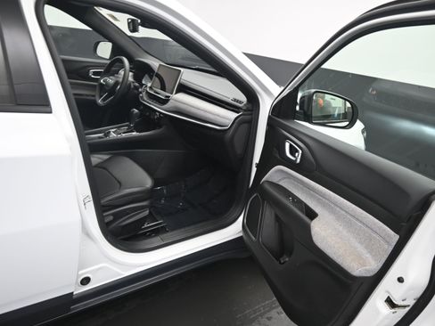 Used 2024 Jeep Compass Latitude image 11