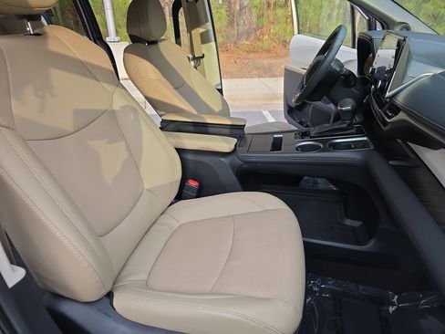 Certified 2021 Toyota Sienna Limited image 10