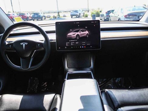 Used 2022 Tesla Model Y Long Range image 12