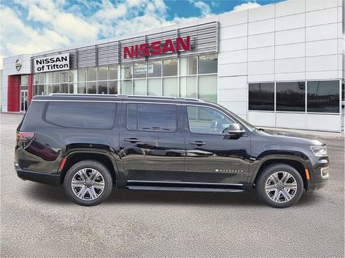 Used 2024 Jeep Wagoneer L Series II image 3