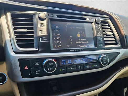 Used 2019 Toyota Highlander XLE FWD image 13
