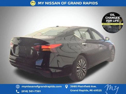 Used 2025 Nissan Altima 2.5 SV FWD image 3