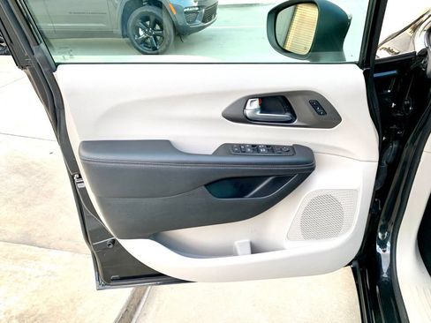 Used 2023 Chrysler Pacifica Touring-L FWD image 11