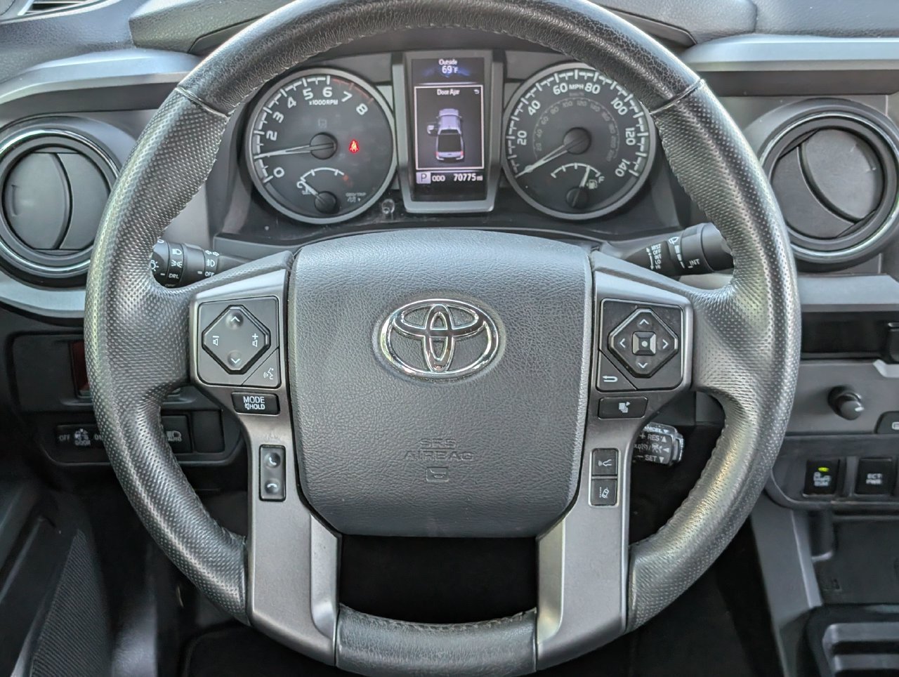 Used 2018 Toyota Tacoma TRD Sport w/ Technology Package RWD image 11
