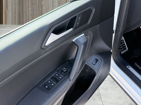 Used 2019 Volkswagen Tiguan SEL R-Line FWD image 29