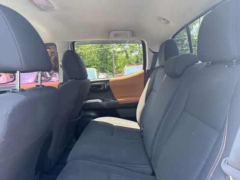 Used 2018 Toyota Tacoma SR5 AWD/4WD image 24