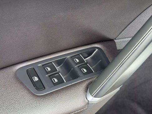 Used 2015 Volkswagen Golf S image 17