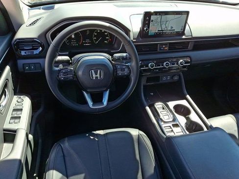Used 2023 Honda Pilot Touring image 2