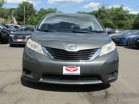 Used 2013 Toyota Sienna LE w/ Towing Pkg FWD image 2