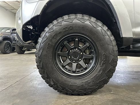 Used 2017 Toyota 4Runner TRD Off-Road AWD/4WD image 15